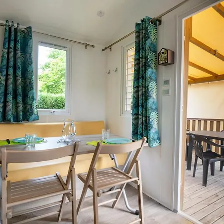 אתר קמפינג Camping Les Arbousiers 3*